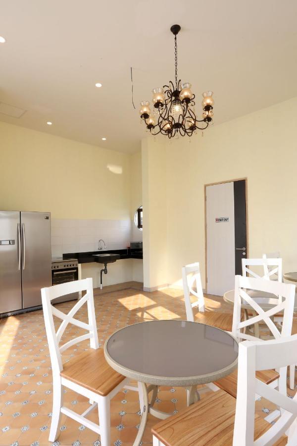 Urbanest Inn House Slipi จาการ์ตา ภายนอก รูปภาพ